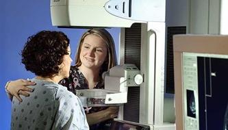 一个女人做乳房x光检查.
