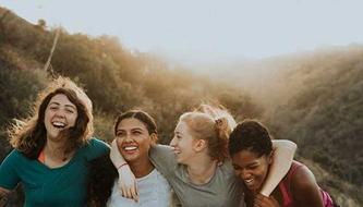 一群女性朋友在外面微笑.